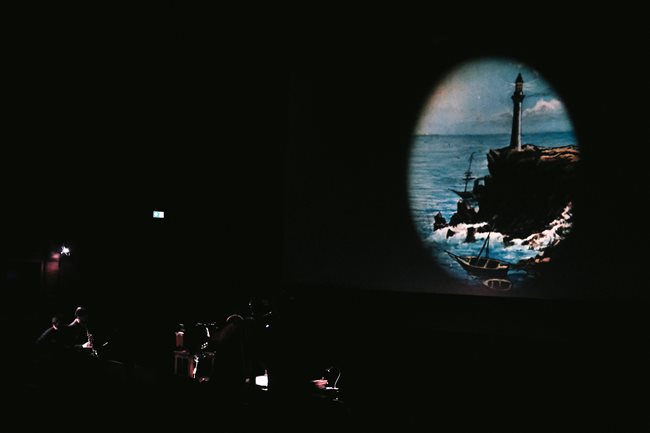 A dança de lanternas mágicas de Abi Feijó, Elsa Cerqueira e Samuel Martins Coelho