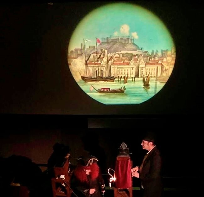 Abi Feijó apresenta espetáculo de Lanterna Mágica na Cinemateca